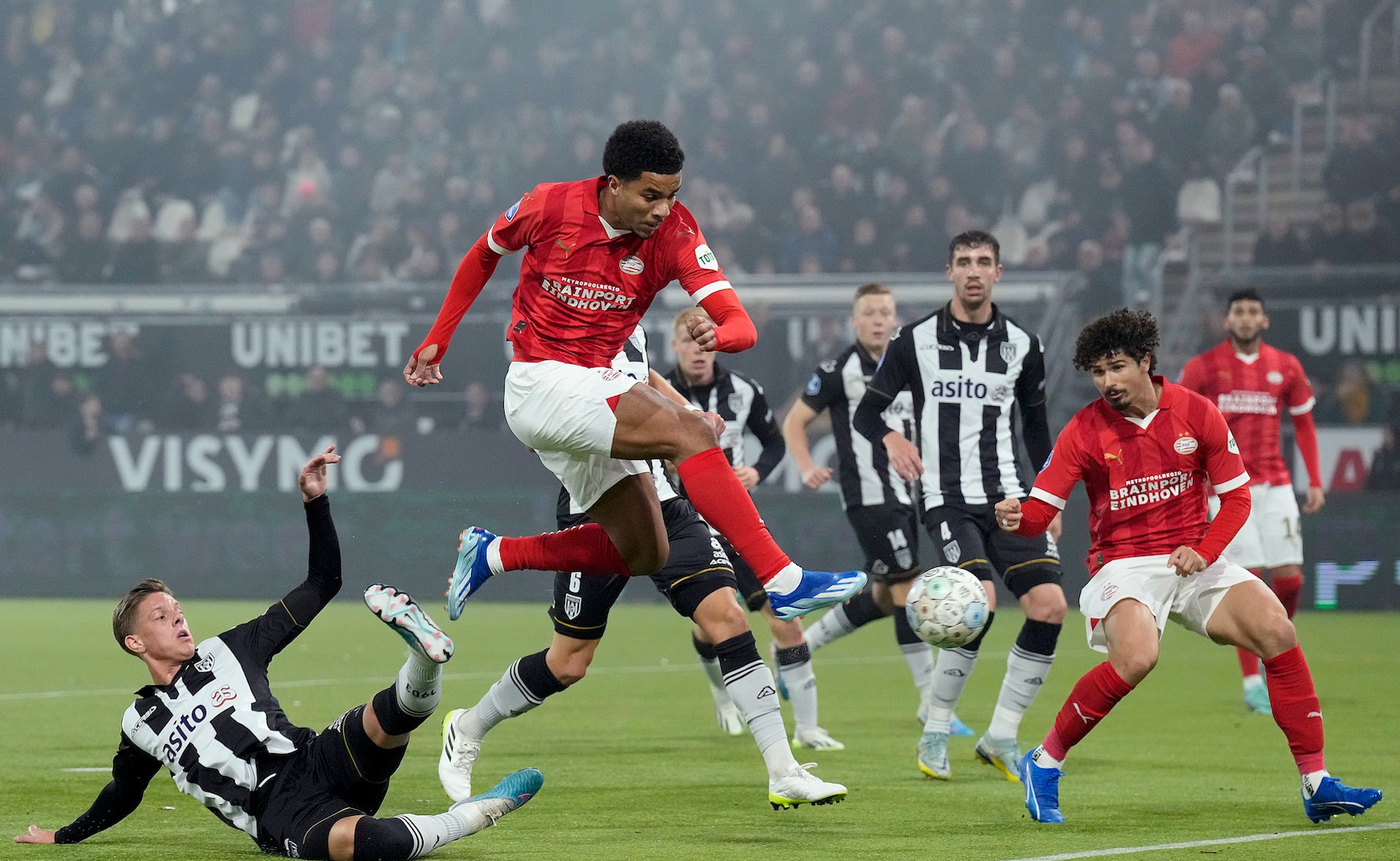 Nhận định soi kèo PSV vs Heracles lúc 01h00 ngày 15/5/2025