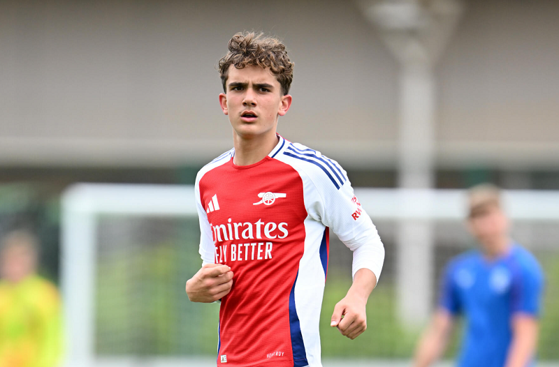 than-dong-tuoi-teen-duoc-arteta-trao-co-hoi-du-dau-cung-doi-mot-ars